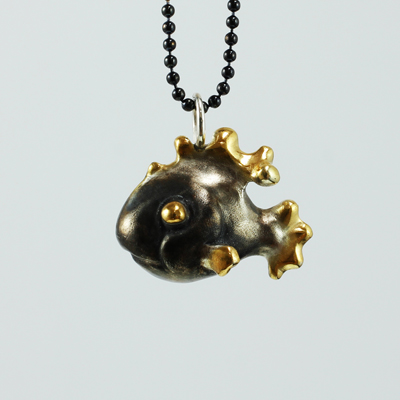 Schmuck von der Bey, Dicker Fisch, 935 Silber, teilvergoldet und -geschwärzt