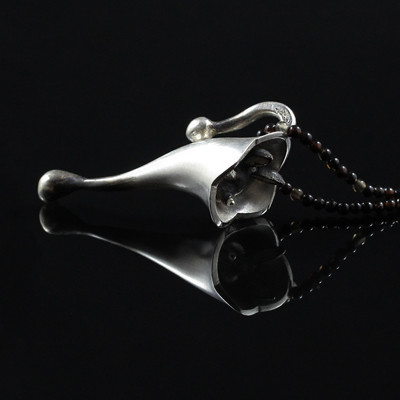 Schmuck von der Bey, Kelchanhänger mit Hund