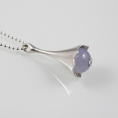 Schmuck von der Bey, Kelchanhänger Chalcedon an Kugelkette, 935 Silber