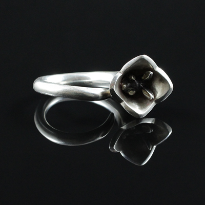 Schmuck von der Bey, Kelchring mit Hund