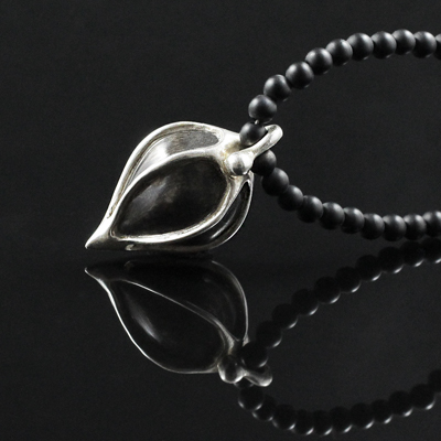 Schmuck von der Bey, geaderter Ballonanhänger an Onyxkette mit Korallenperle