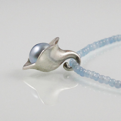 Schmuck von der Bey, Kleiner Kelchanhänger Blau an Achatperlenkette, 935 Silber, blaue Zuchtperle
