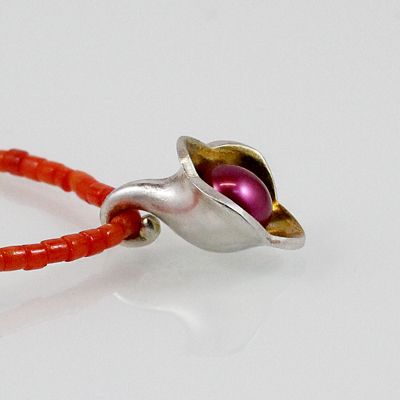 Schmuck von der Bey, Kleiner Kelchanhänger Pink an Korallenkette, 935 Silber, teilvergoldet, pinke Zuchtperle