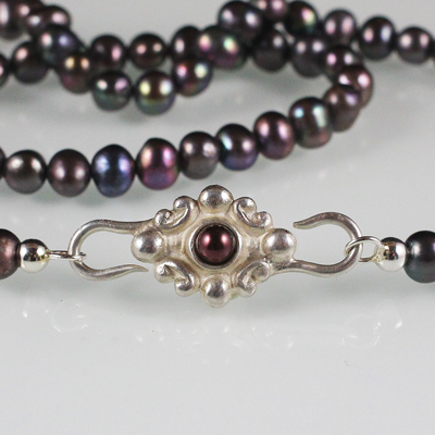 Schmuck von der Bey, schwarze Perlenkette mit Ornamentschließe, 935 Silber