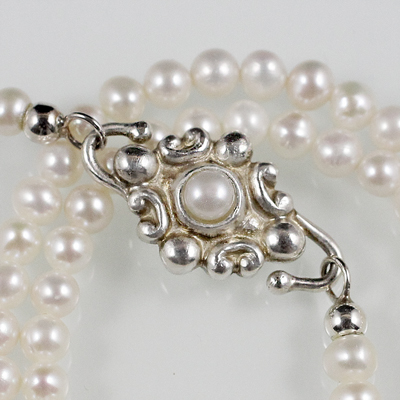 Schmuck von der Bey, weiße Perlenkette mit Ornamentschließe, 935 Silber