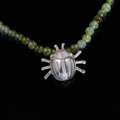 Schmuck von der Bey, kleiner Käfer an grüner Kette
