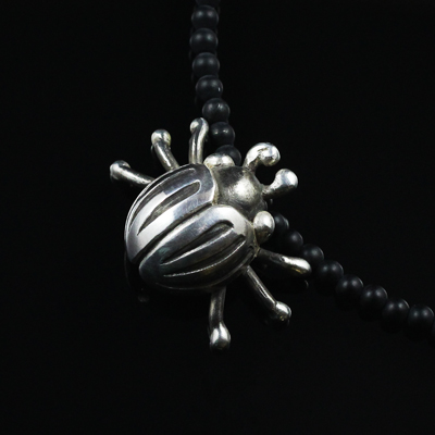 Schmuck von der Bey, Käfer an schwarzer Perlenkette
