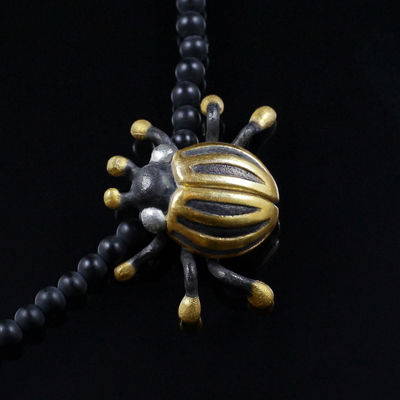 Schmuck von der Bey, Kartoffelkäfer an schwarzer Perlenkette