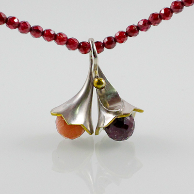 Schmuck von der Bey, Doppelkelchanhänger Rubin an Granatperlenkette, 935 Silber, teilvergoldet, Mondstein und Rubin