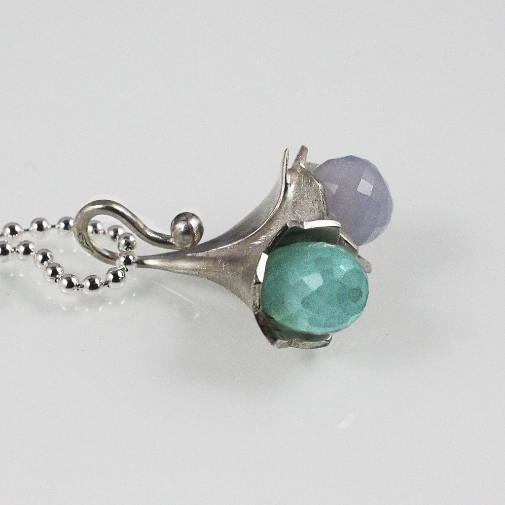 Schmuck von der Bey, Doppelkelchanhänger Chalcedon an Kugelkette, 935 Silber