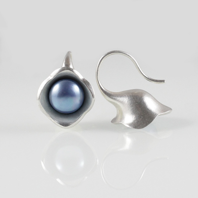 Schmuck von der Bey, Geschwungene Kelchohrringe Blau, 935 Silber, blaue Zuchtperlen