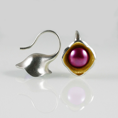 Schmuck von der Bey, Geschwungene Kelchohrringe Pink, 935 Silber, teilvergoldet, pinke Zuchtperle