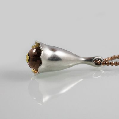 Schmuck von der Bey, Kelchanhänger Rauchquarz an facettierter Perlenkette, 935 Silber, teilvergoldet