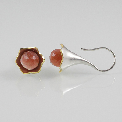 Schmuck von der Bey, Kelchohrringe Mondstein, 935 Silber, teilvergoldet, Mondstein