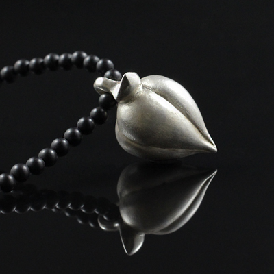 Schmuck von der Bey, bauchiger Ballonanhänger an Onyxkette mit grauer Zuchtperle