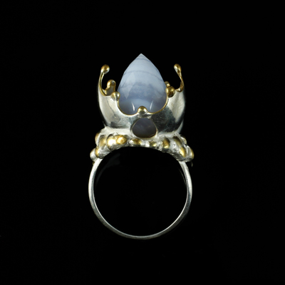 Schmuck von der Bey, Großer Kapselring, 935 Silber, teilvergoldet, Chalcedon