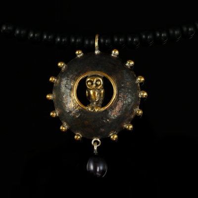Schmuck von der Bey, Halskette Große Eulenlinse, 935 Silber, teilvergoldet und -geschwärzt, Perle, Onyx