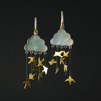 Schmuck von der Bey, Wolkenohrringe, 935 Silber, teilvergoldet und -geschwärzt, Perlmutt