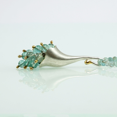 Schmuck von der Bey, Blütenkette mit Apatitbommel, 935 Silber, teilvergoldet