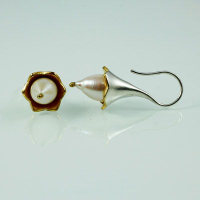 Schmuck von der Bey, Kelchohrringe mit Perlentropfen, 935 Silber, teilvergoldet