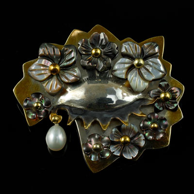 Schmuck von der Bey, DER DUNKLE TRAUM, Brosche, 935 Silber, teilgeschwärzt und -vergoldet, Perlmutt, Perle