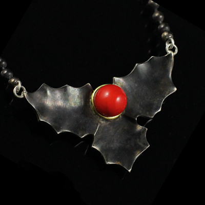 Schmuck von der Bey, Collier Ilex, 935 Silber, teilgeschwärzt, 750 Gelbgold, Koralle gefärbt