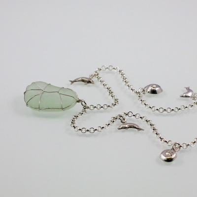Schmuck von der Bey, Collier Meer, 935 Silber, Meeresglas, ziselierte Delphine und Schneckenhäuser