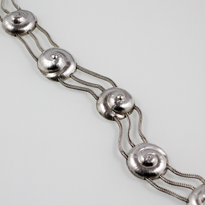 Schmuck von der Bey, Schneckenhausarmband, 935 Silber ziseliert