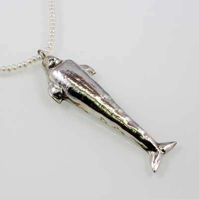 Schmuck von der Bey, Belugawal, 935 Silber ziseliert an weißer Perlenkette