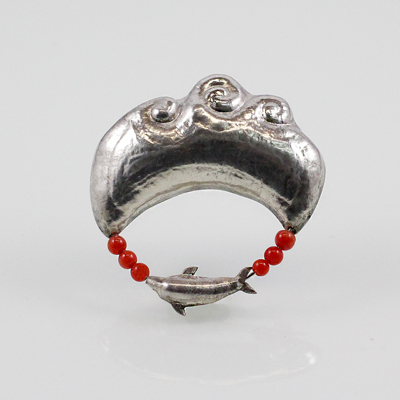Schmuck von der Bey, Brosche Welle, 935 Silber, ziselierte Welle und Delphin, Koralle