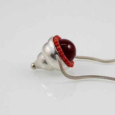 Schmuck von der Bey, Gewundener Anhänger, 935 Silber ziseliert, Carneol und Koralle