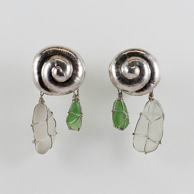 Schmuck von der Bey, Ohrstecker Schnecke, 935 Silber ziseliert, Meeresglas