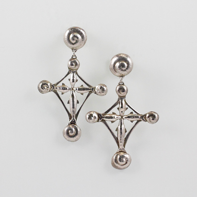 Schmuck von der Bey, Ohrring Delphinkreuz, 935 Silber ziseliert