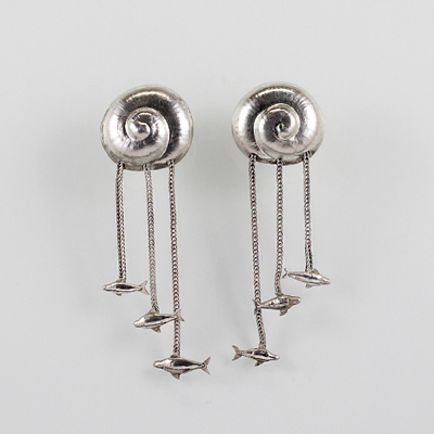 Schmuck von der Bey, Ohrstecker mit Delphinen, 935 Silber ziseliert