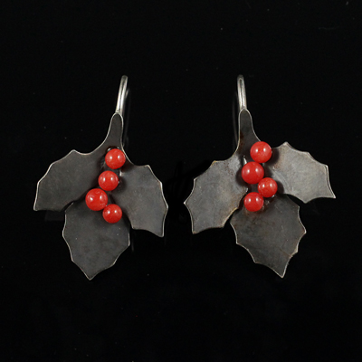 Schmuck von der Bey, Ohrringe Ilex, 935 Silber, teilgeschwärzt, Koralle