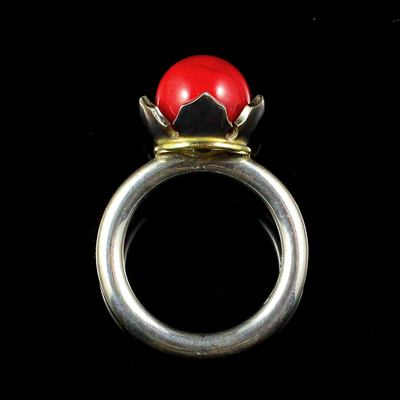 Schmuck von der Bey, Ring Ilex, 935 Silber, teilgeschwärzt, 750 Gelbgold, Koralle gefärbt