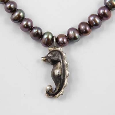 Schmuck von der Bey, Kleines Seepferdchen, 935 Silber, geschwärzt an Perlenkette