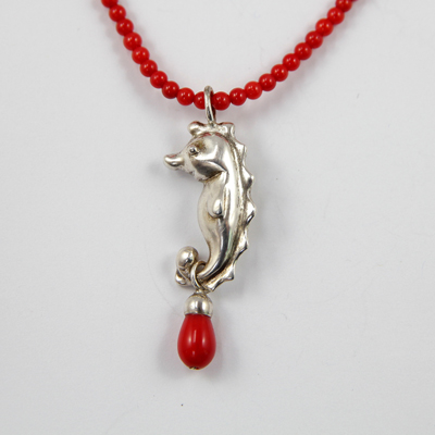 Schmuck von der Bey, Kleines Seepferdchen, 935 Silber, Koralle